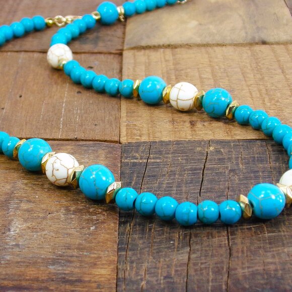 Turquoise and white stone bead necklace mixed with small gold beads. - Picture 4 of 12